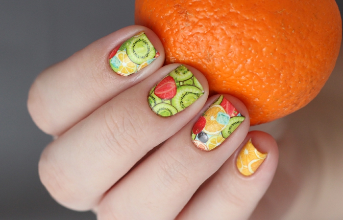 dessin ongle en vert et orange, fraises, kiwis, citron, motifs pour nail art été acidulés