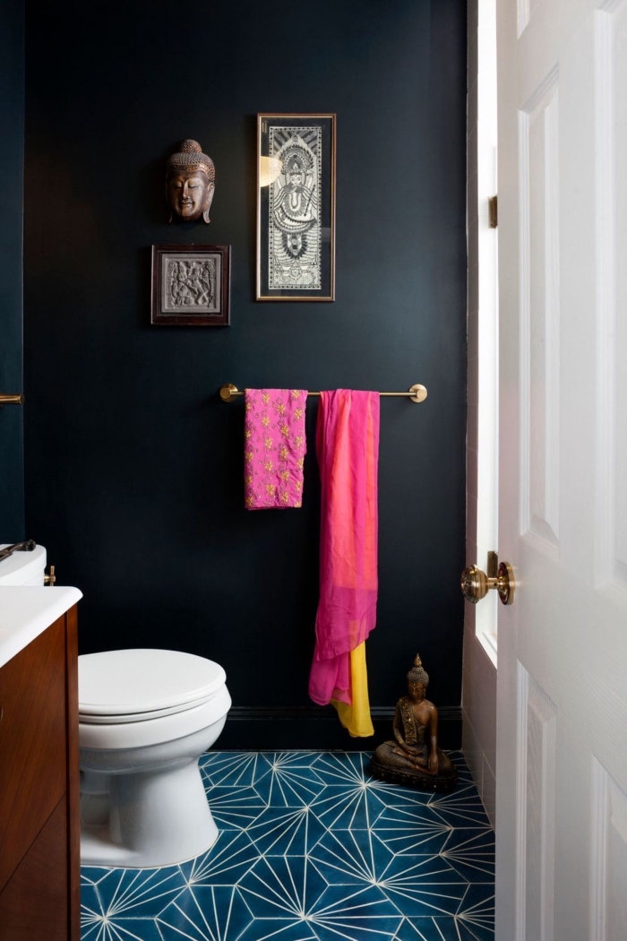 idée aménagement de petite salle de bain à déco zen avec objets bouddha, peinture murale couleur noir pour salle de bain