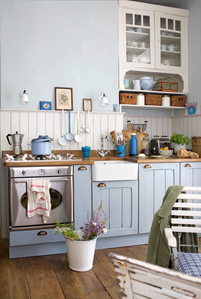 Bleu claire mur, décoration cuisine blanc et bleu, vintage meuble sous evier, cuisine deco vintage cuisine et salon