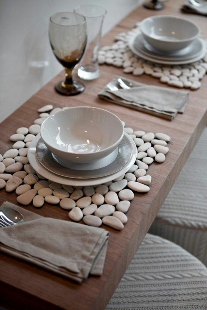 décoration table avec sous assiettes galets, comment décorer sa table de fête, deco table élégante