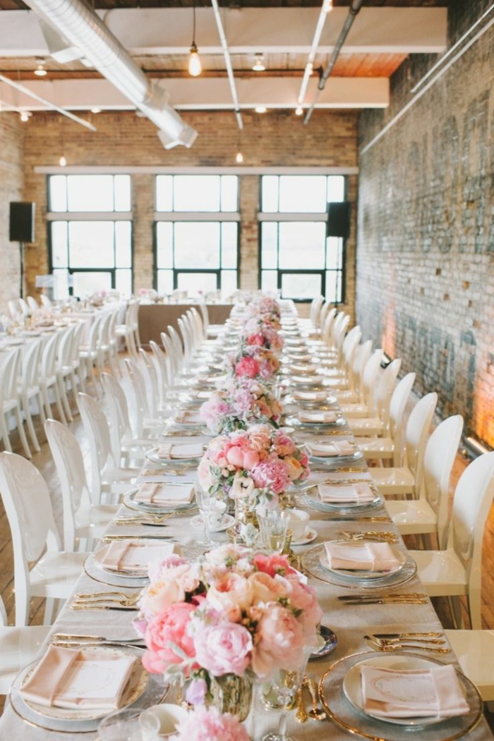 décoration de table pour mariage, chaises blanches, bouquets de fleurs roses, assiettes en verre, mariage champêtre
