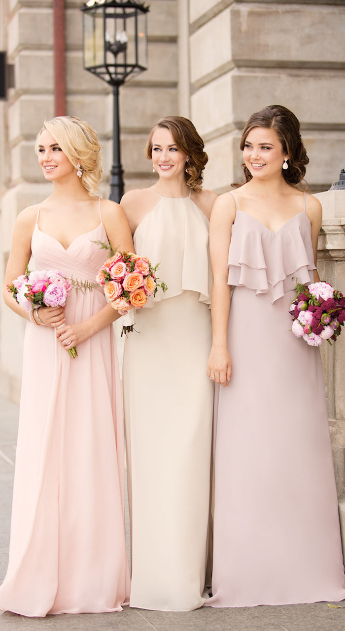 Demoiselles d'honneur, robes en même style et couleurs pastel, robe tailleur, robe de cocktail pour mariage chic, femme tenue élégante