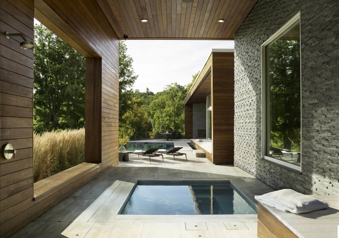aménagement devant ou arrière maison de style contemporain avec murs en bardage bois, piscine avec douche