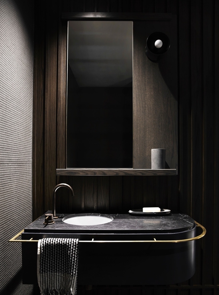 décoration intérieur tendance contemporaine aux couleurs foncées, modèle salle de bain tendance aux murs bois foncé avec lavabo noir