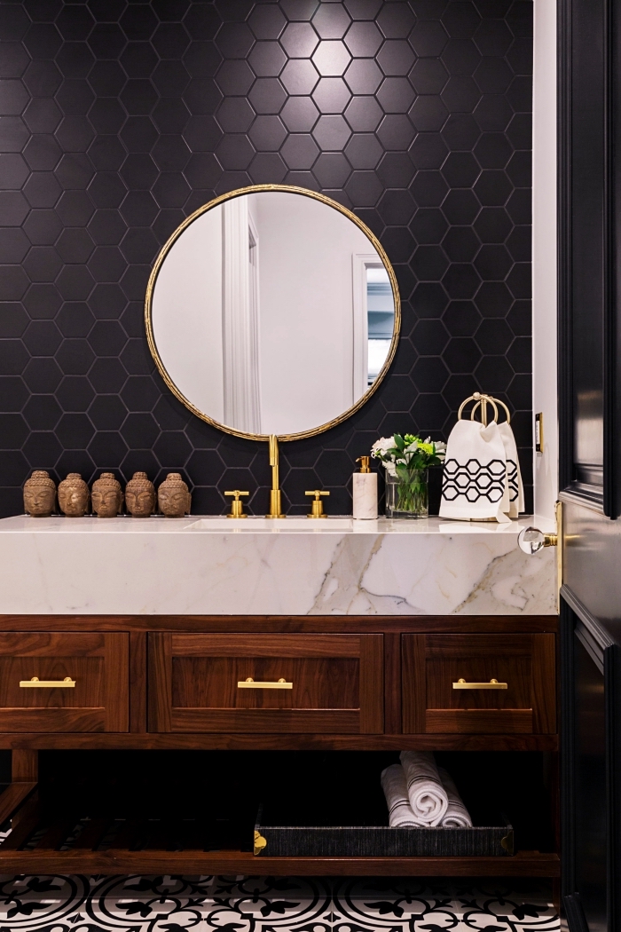 idée revêtement mural pour salle de bain avec carrelage motifs géométriques en noir, modèle meuble salle de bain bois