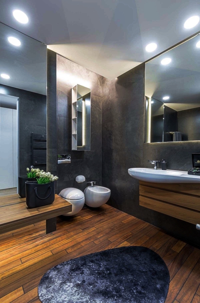 comment aménager une salle de bain moderne, idée salle de bain aux murs gris anthracite avec sol à imitation planches bois