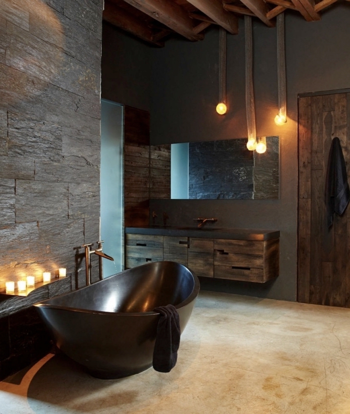 comment décorer une salle de bain aux murs gris anthracite avec plafond poutres apparentes en bois foncé et baignoire noire
