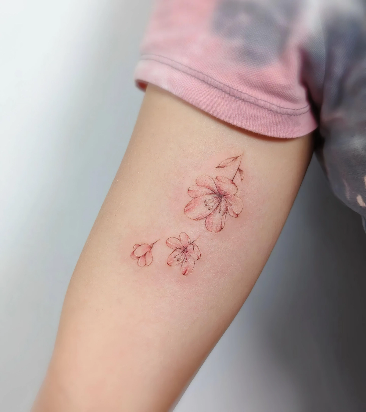 dessin branche fleurs roses couleurs tatouage bras femme t shirt tie dye