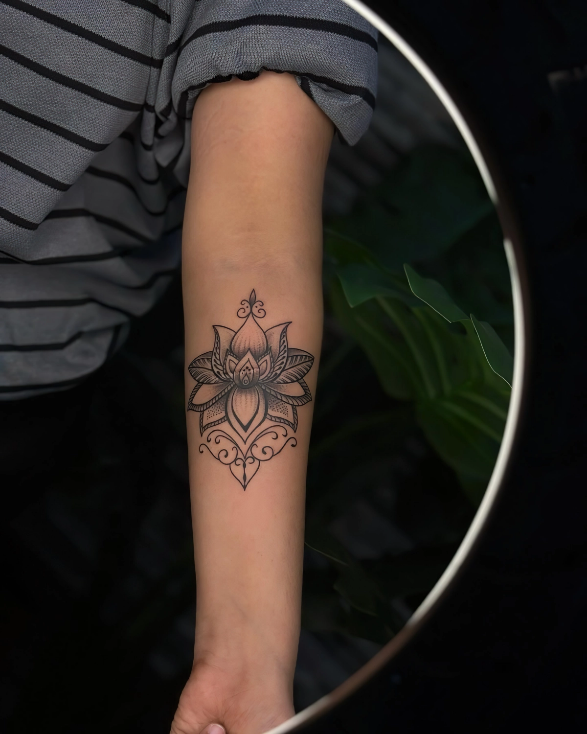dessin mandala avant bras motifs lotus tatouage boheme femme miroir