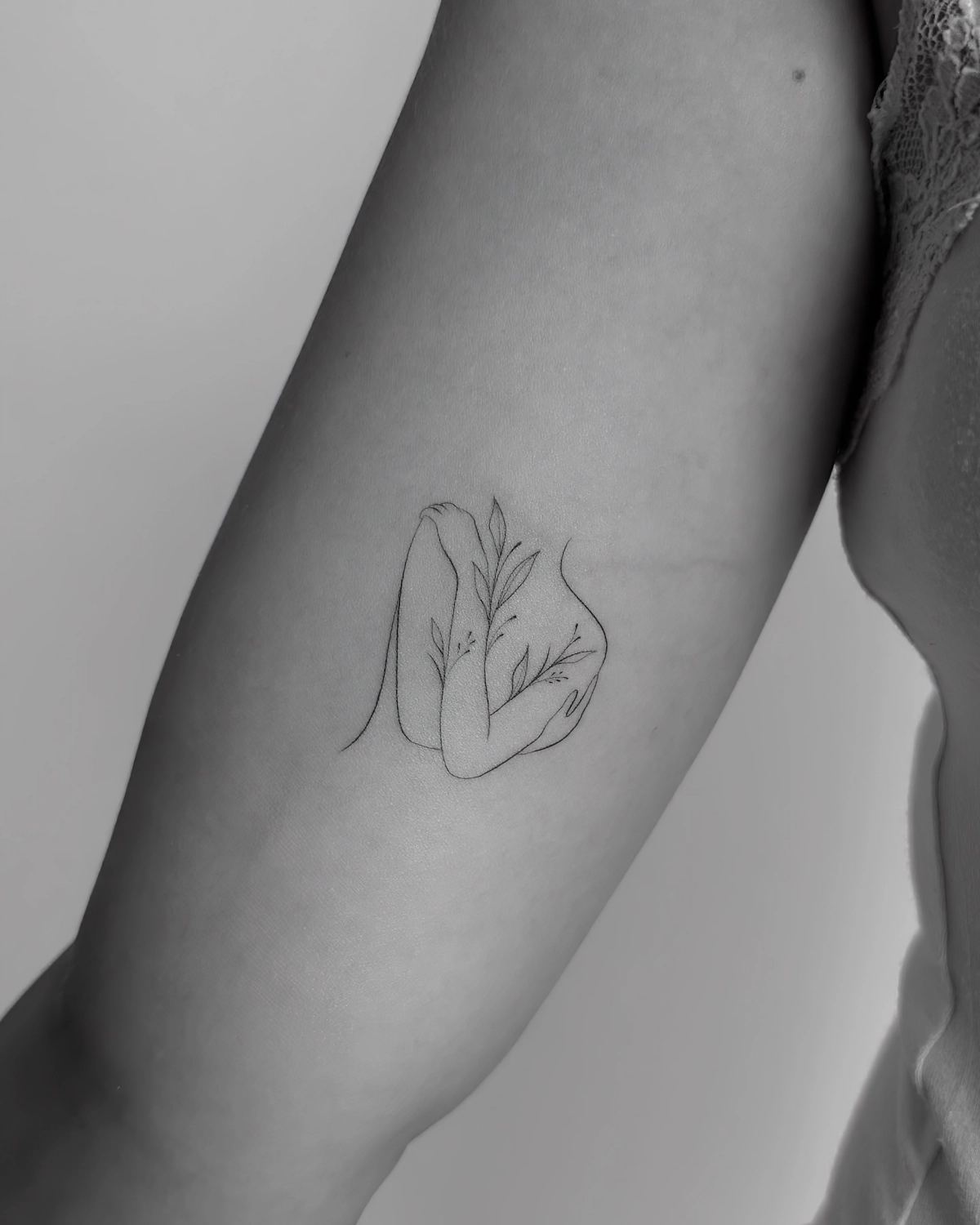 dessin minimaliste lignes fines silhouette corps femme feuilles bras