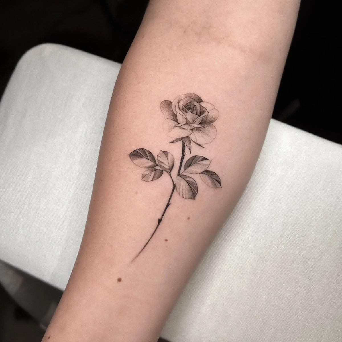 dessin rose tatouage 3d feuilles tiges petales fleurs tatouage bras femme