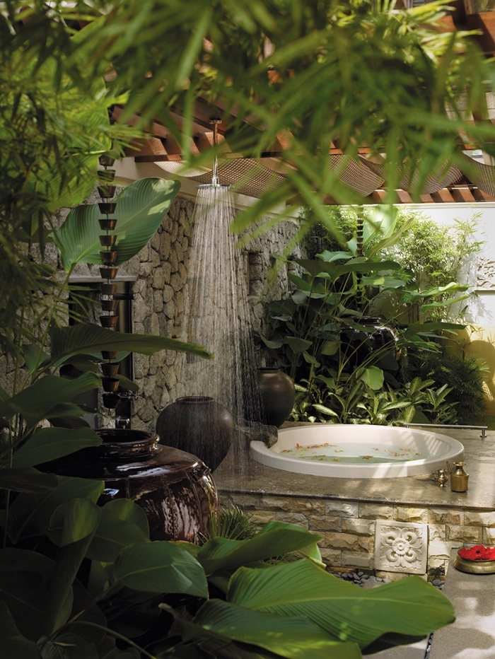 oasis vert dans un jardin de style zen avec petit bassin et terrasse en pierre, modèle de douche pluie en inox