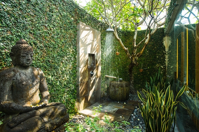 comment aménager un jardin de style zen, design jardin avec douche et grande statuette boudhha, plantes vertes d'extérieur
