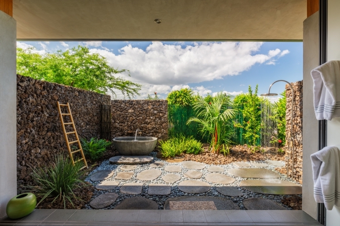 comment décorer une cour arrière de style zen avec allées en dalles et galets, idée jardin avec baignoire et douche