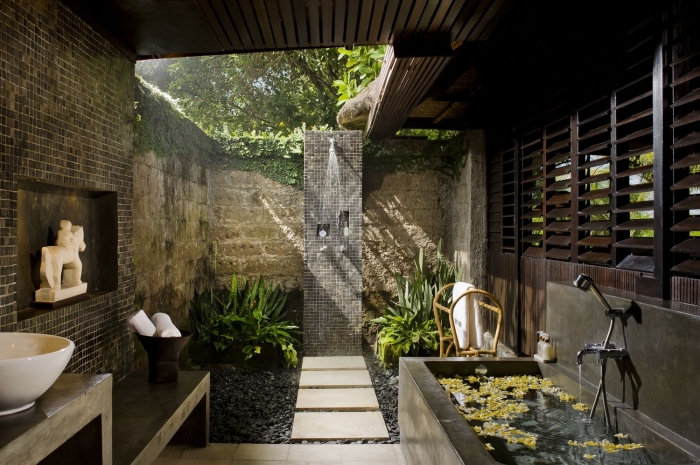 design extérieur de style japonais avec petit bassin zen et douche en pierre, modèle de piscine extérieure en béton