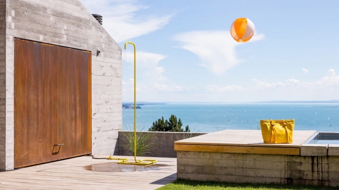 design extérieur d'une terrasse en bois avec bassin et douche mobile, idée installation de douche piscine extérieur