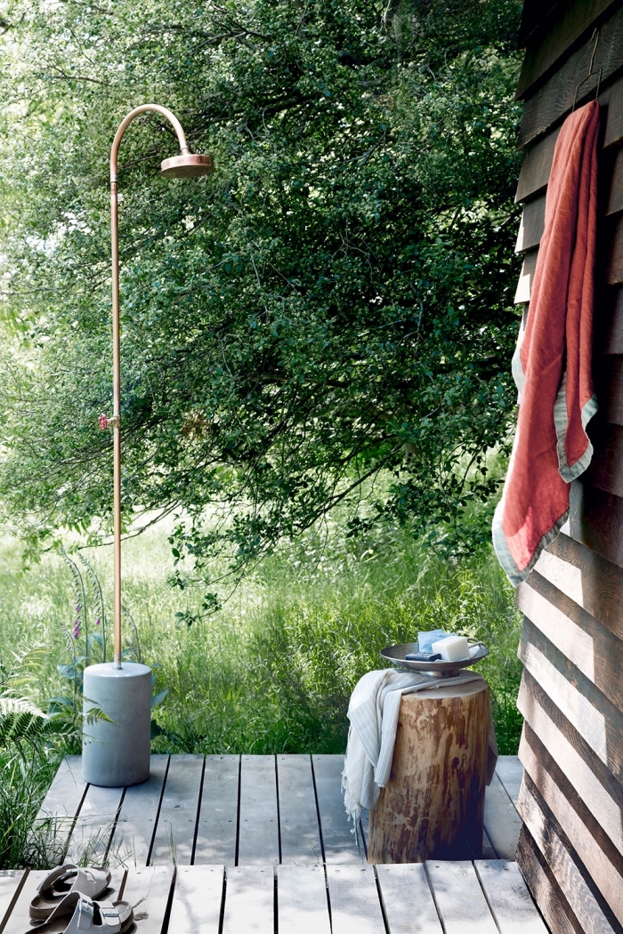 comment aménager une véranda en bois, exemple de douche en béton et métal mobile pour jardin ou terrasse