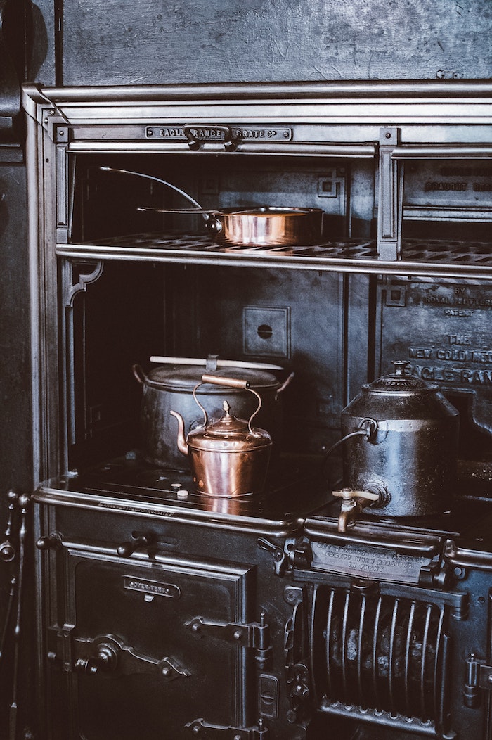 déco année 50, theières vintages métaux, idée déco inspiration cuisine retro, cool déco noir style industriel