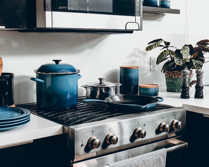 Pots et vaisselle bleu ombré, plante vert, cuisine retro chic, meuble sous evier cuisine, maison design