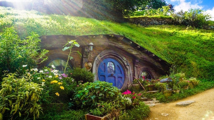 Maison de hobbit sous champ vert, image nature, paysage paradisiaque, image été originale parfaite pour un fond d'écran vert