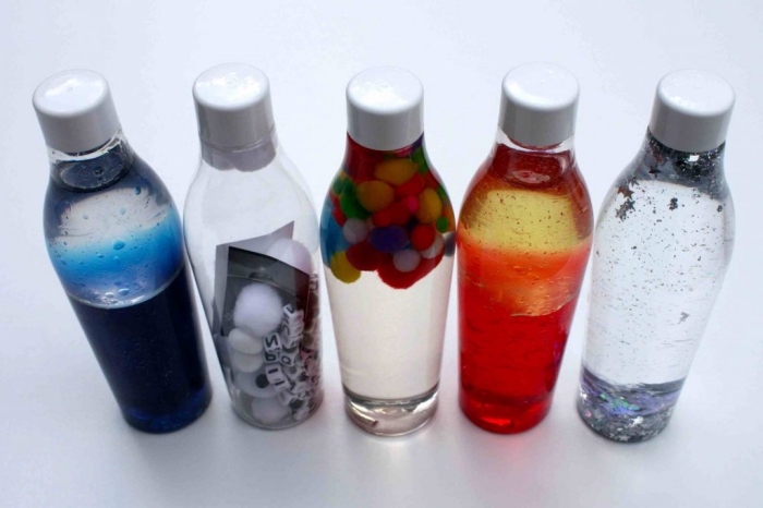 modèles de bouteilles sensorielles DIY, exemple que faire avec une bouteille en verre, idée jouet bébé diy facile
