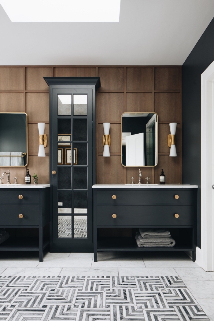 décoration salle de bain aux murs à revêtement imitation bois, idée meuble salle de bain en noir avec poignée or
