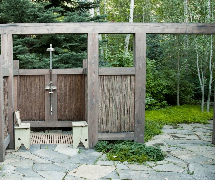 exemple comment aménager une cour arrière avec cabine de douche en bois et douche fixe en métal avec receveur de douche bois