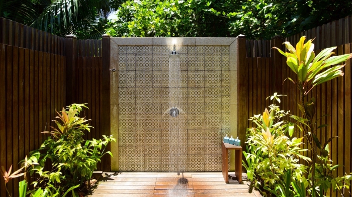 deco jardin zen avec douche pluie, comment aménager une cour arrière avec terrasse bois et douche fixé en métal
