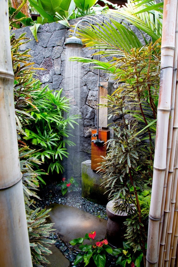 aménagement petit jardin de style japonais, design douche extérieure fixe en métal et receveur de douche en dalles et galets