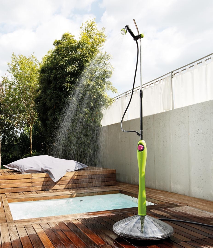 aménagement de cour arrière avec coin de repos en revêtement de sol bois, idée douche solaire piscine en noir
