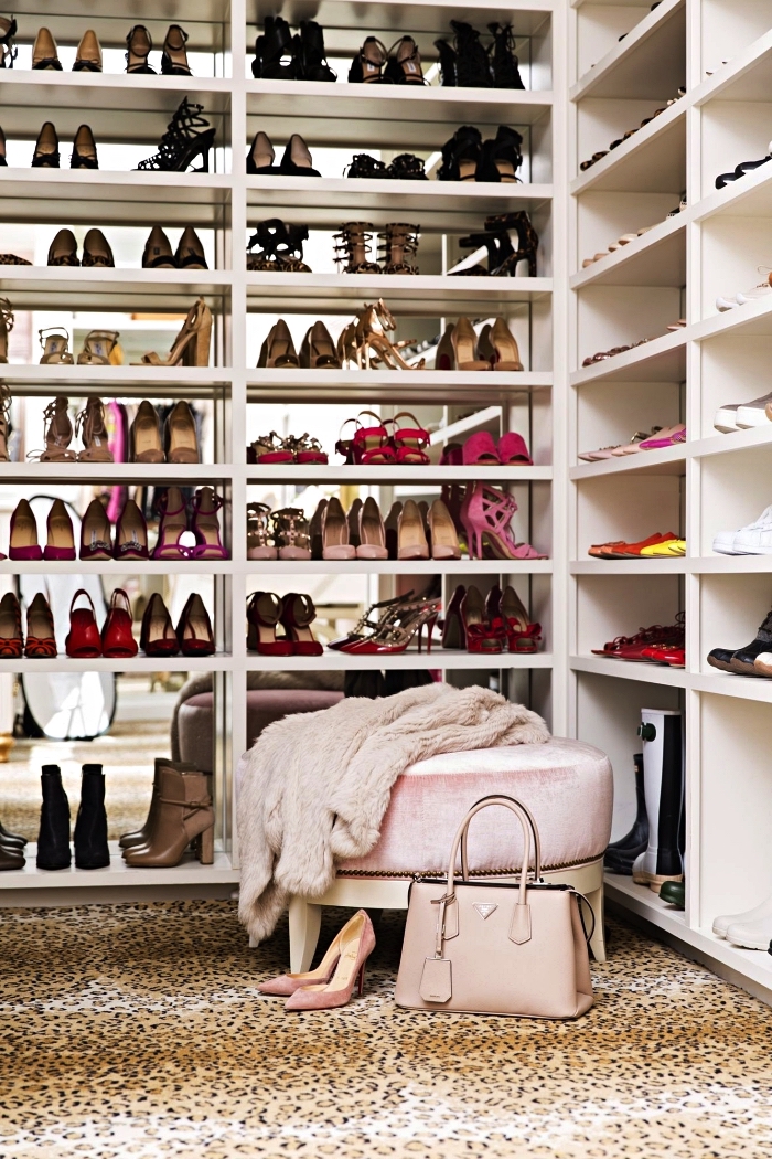 coin dressing à chaussures dans une pièce à part aménagé avec des meubles à étagères hauts avec un pouf en velours rose