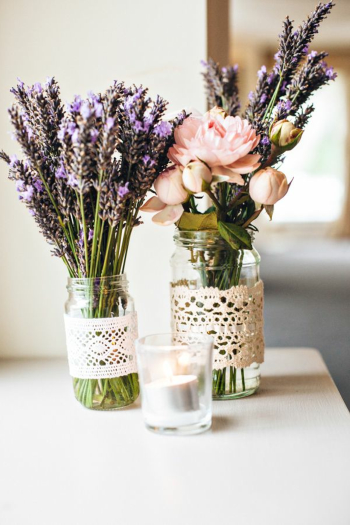 bocaux en verre décorés de dentelle pour une décoration table jolie et rétro, fleurs des champs et roses