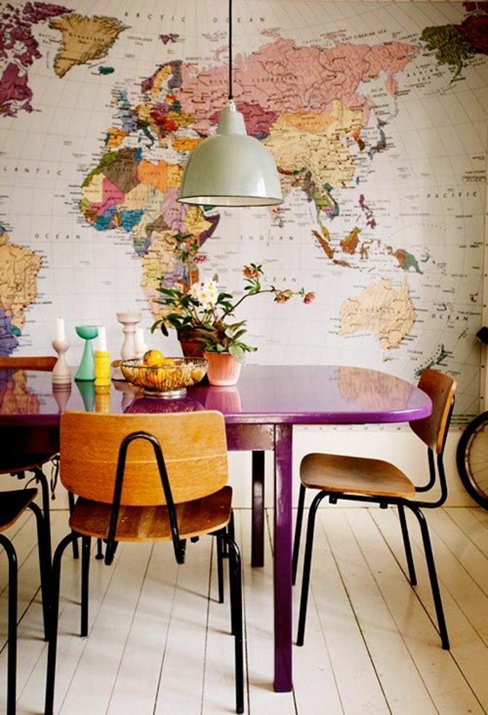 deco salle a manger, table à manger lilas, chaises bois et métal, papier peint carte géographique, sol en planches de bois