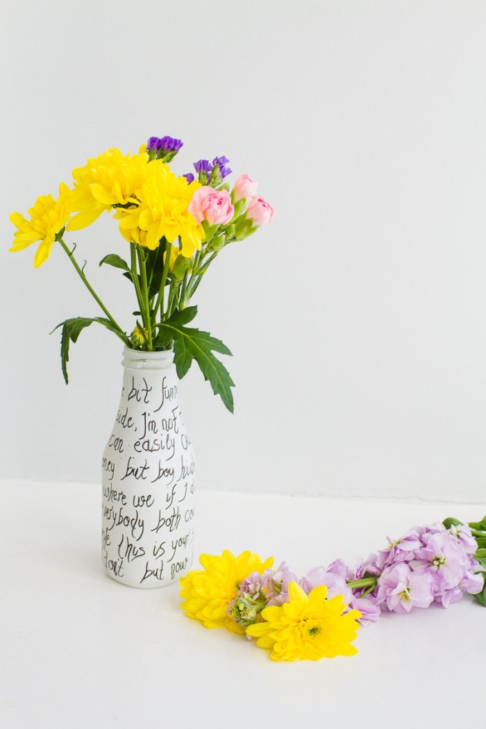 vase décoré à la main, bouquet de fleurs en couleurs jaune, lilas et mauve, déco de vase avec marqueurs
