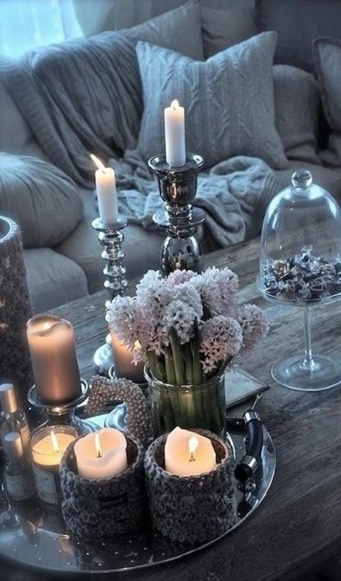 decoration de table style nordique, bougeoirs argentés, grand bouquet de jacinthes, bonbonnière en verre et bougies blanches