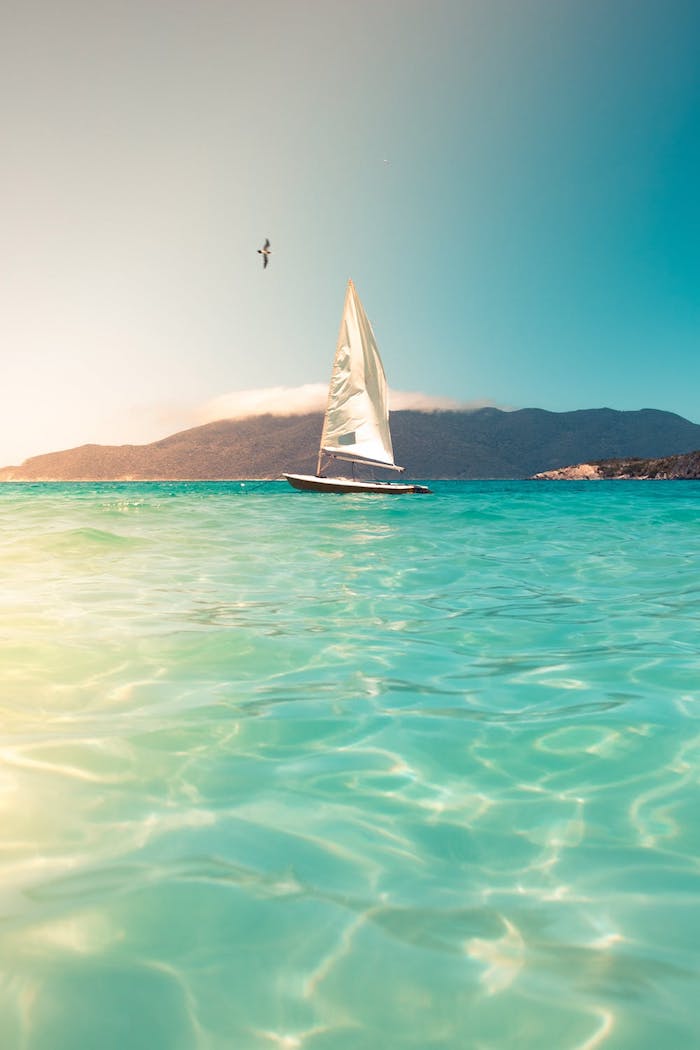 Yacht dans l'eau bleu claire fond d'écran fantastique, paysage paradisiaque, photo de qualité