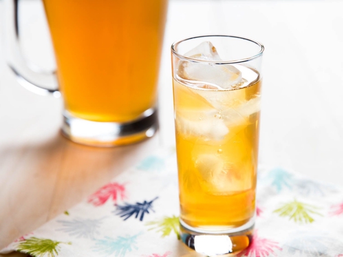 idée boisson gingembre sain et sans sucre, recette ice tea maison facile au gingembre, comment préparer un thé glacé