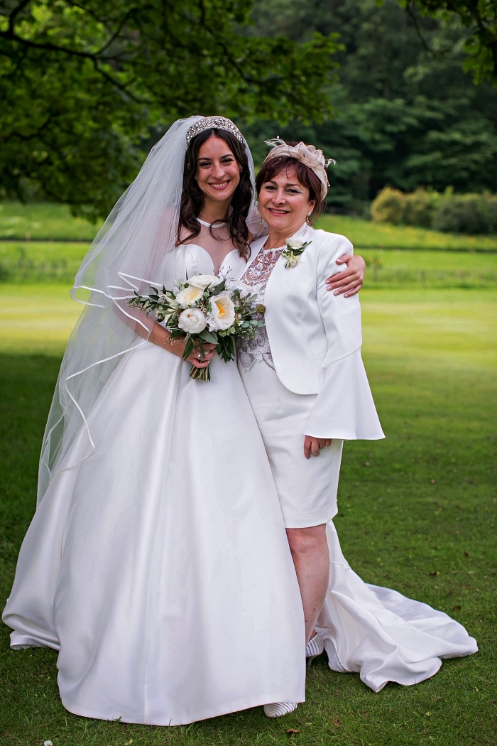 ensemble pour mère de la mariée de robe blanche longueur genou et sa veste assortie à manches évasées