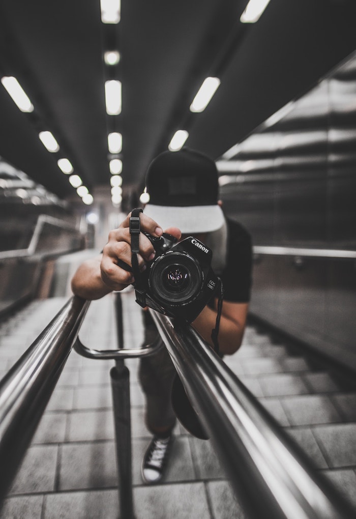 Homme sur escalier avec appareil de photo Canon, selfie en miroir, garçon swag, des photos swag noir et blanc