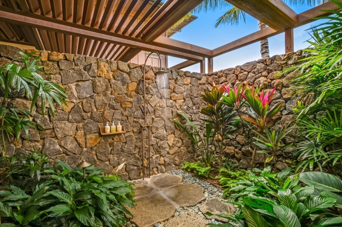 design extérieur de style zen avec matériaux naturels et plantes, déco salle de bain extérieure avec douche métal