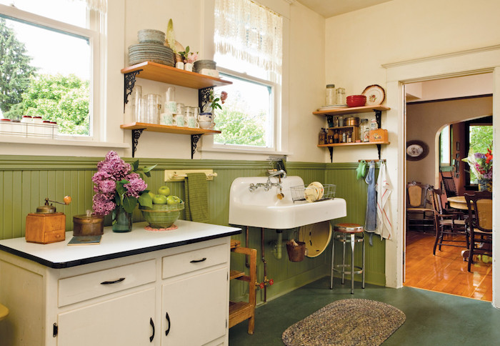 Rustique cuisine campagne chic, comment adopter le style vintage dans la cuisine vert et blanc, étagères en bois 