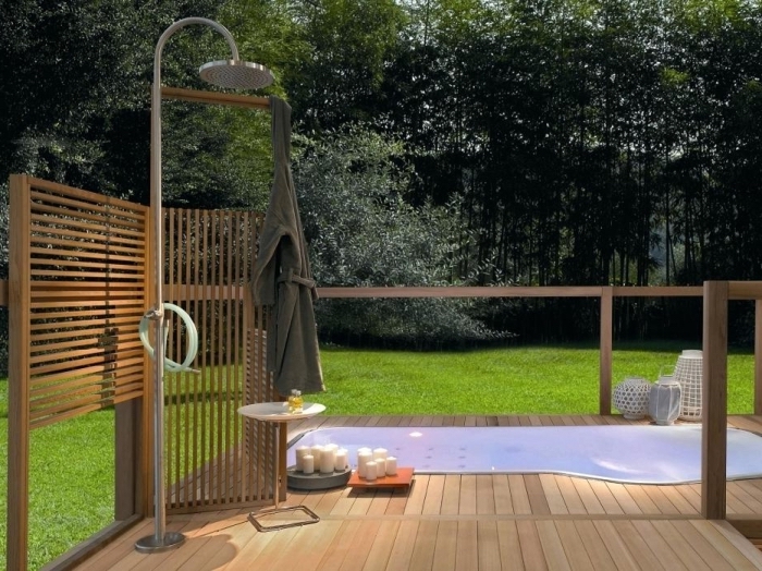 modèle de terrasse en bois aménagée avec douche pluie en inox et petite table bois et blanc, déco de jardin zen