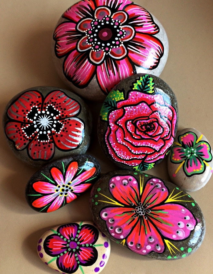 l'art de la peinture sur galet, des fleurs réalisées à la peinture acrylique sur des galets en pierre naturelle