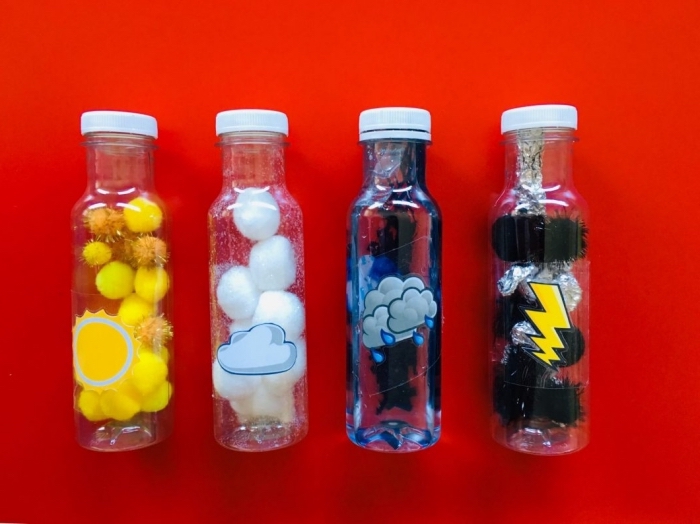 bricoler en classe avec montessori, modèles de petites bouteilles diy remplies de pompons, idée recyclage bouteille verre
