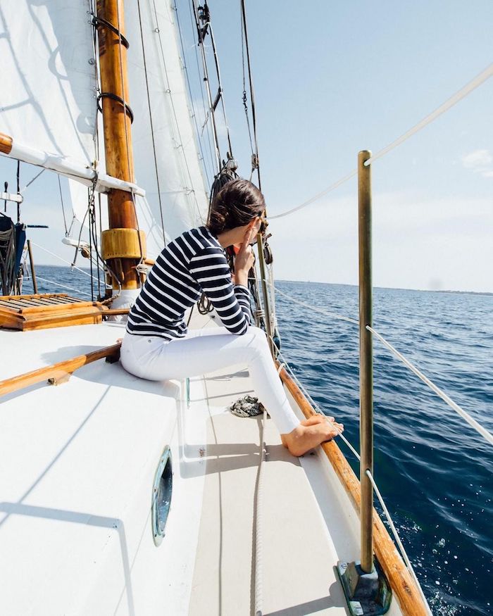Femme tenue blanc et noir pour au bord de la mer parfait pour voyage à yacht, look casual, tendance été automne 2019, choisir sa tenue