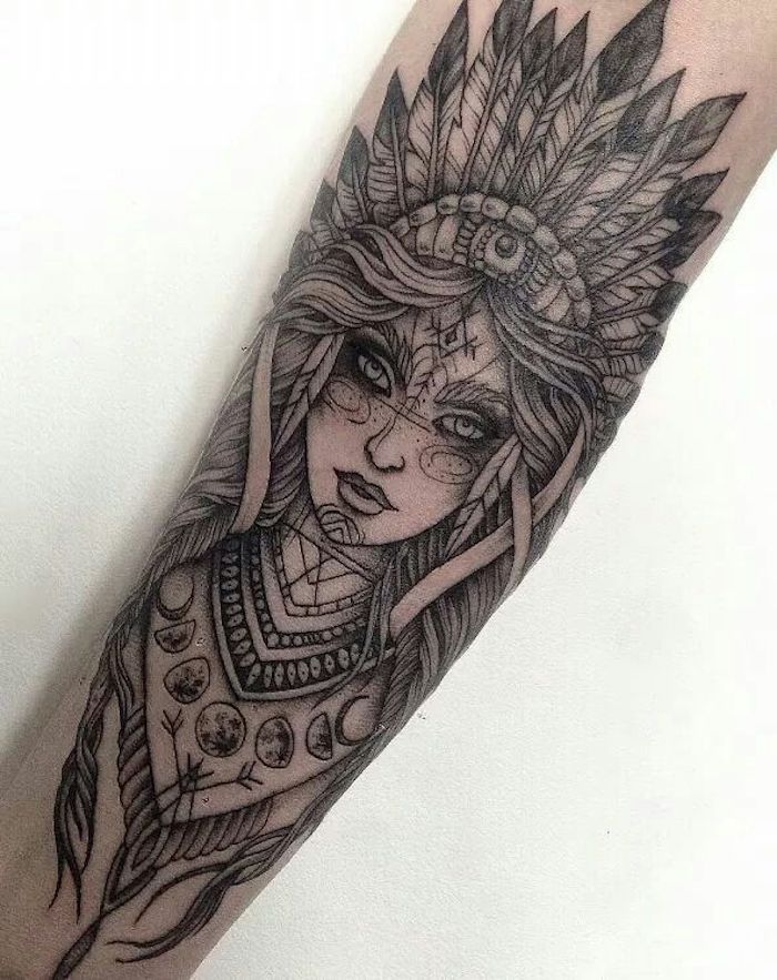 tatouage femme indienne, coiffe indienne, image femme et lune, tatouage symbolique plusieurs détails