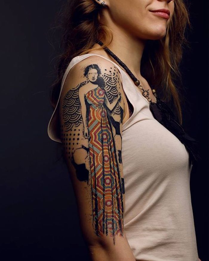 long tatouage, femme qui porte des habits traditionnels, tatouage coloré, débardeur blanc, collier ethnique