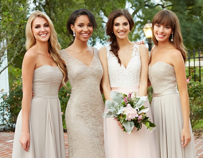 La mariée et ses demoiselles d'honneur, robe dentelle soirée, tenue habillée pour mariage, bouquet de mariée