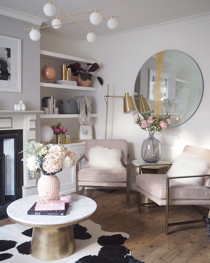 Rond miroir sur le mur, déco nordique style boheme chic, chambre boheme moderne, table basse rond, vase de fleurs