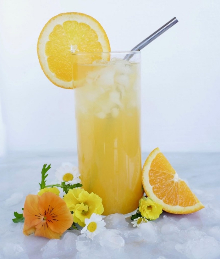 idée boisson detox facile à faire, comment préparer un thé glacé, recette thé refroidi avec glaçons et tranches d'orange
